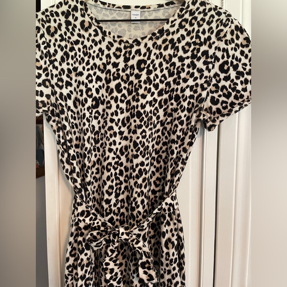 Leopard print midi dress with tie waist and pockets